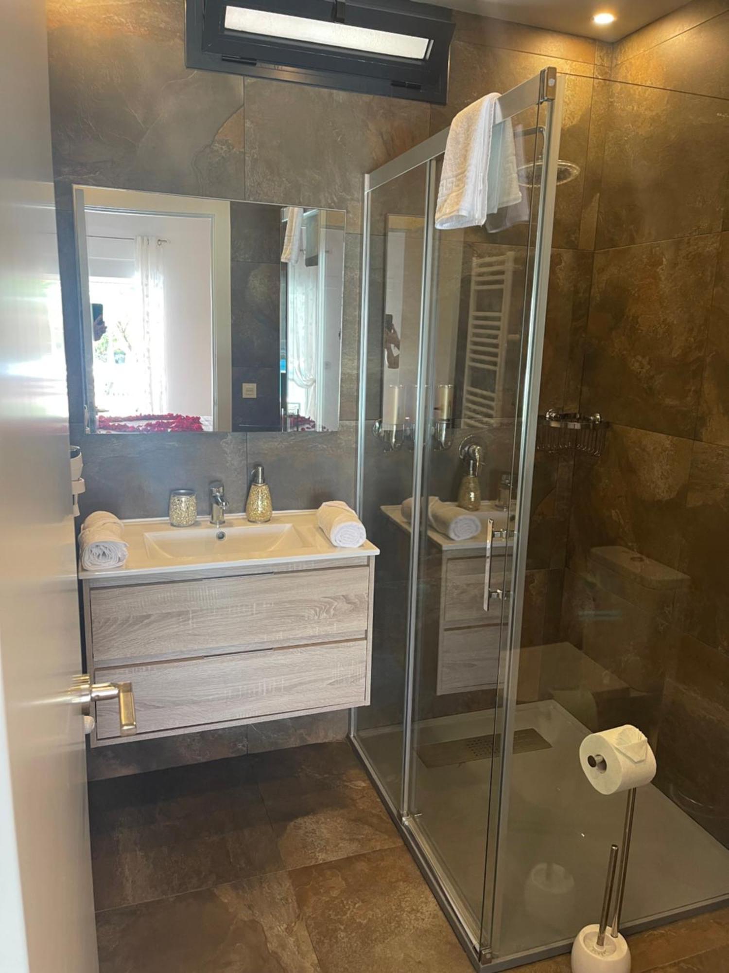 1 Habitacion Con Bano Privado Frente A La Piscina, Maximo Para 4 Personas, No Es La Casa Completa,1Cama Y 1 Sofa-Cama San Vicente Raspeig Eksteriør billede